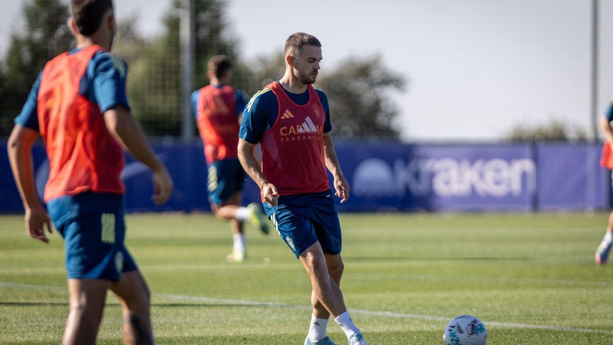 Soberón golpea el balón en el estrenamiento vespertino de ayer.