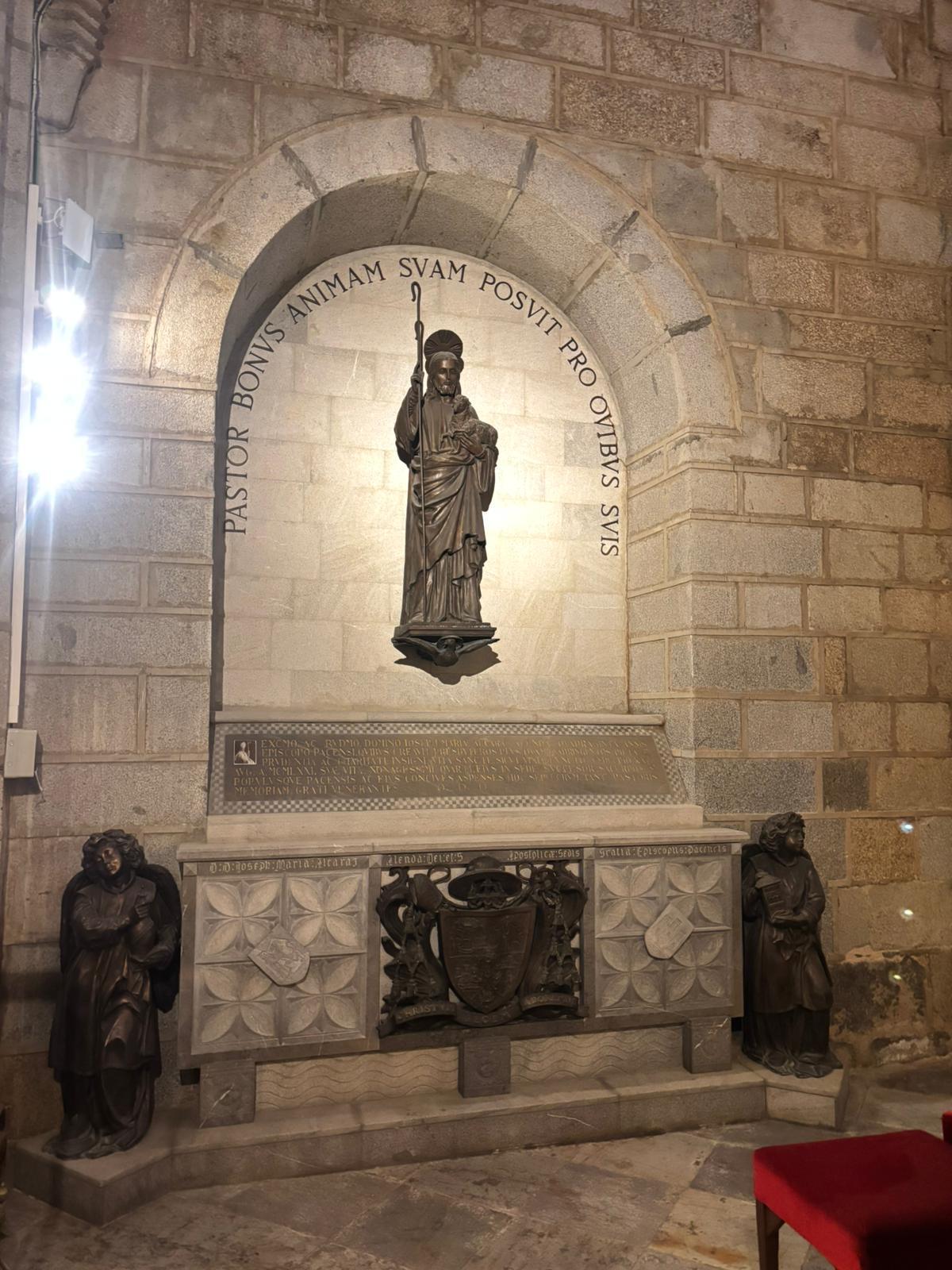 Sepultura del obispo José María Alcaraz y Alenda en la capilla de la Magdalena de la Catedral de Badajoz.