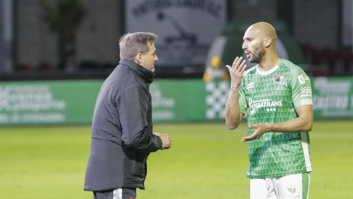 Julio Cobos habla con Kamal durante el Cacereño-Villanovense del pasado sábado.