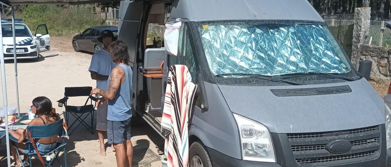 Los agentes policiales sorprenden a unos autocaravanistas con el “chiringuito” montado a pie de playa.