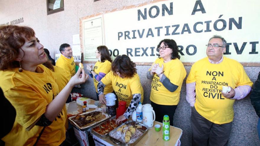Desayuno protesta de trabajadores del Rexistro Civil.//A. Irago