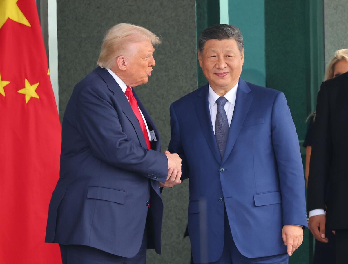 Imagen de archivo del presidente de EE.UU. Donald Trump (L) y el presidente de China Xi Jinping (C) dándose la mano tras su reunión en el salón de recepción Naraemaru dentro de una base de la Fuerza Aérea en Busan, Corea del Sur, 30 de octubre de 2025.