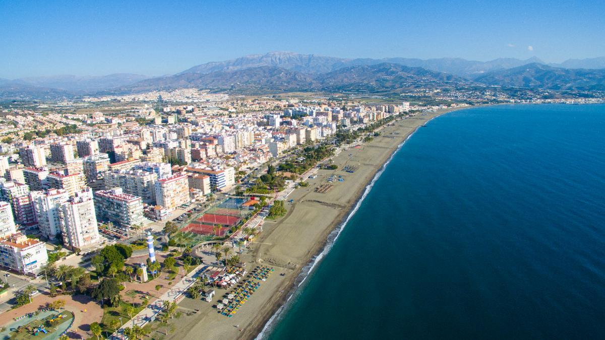 La playa más buscada de España para comprar una vivienda está en Málaga