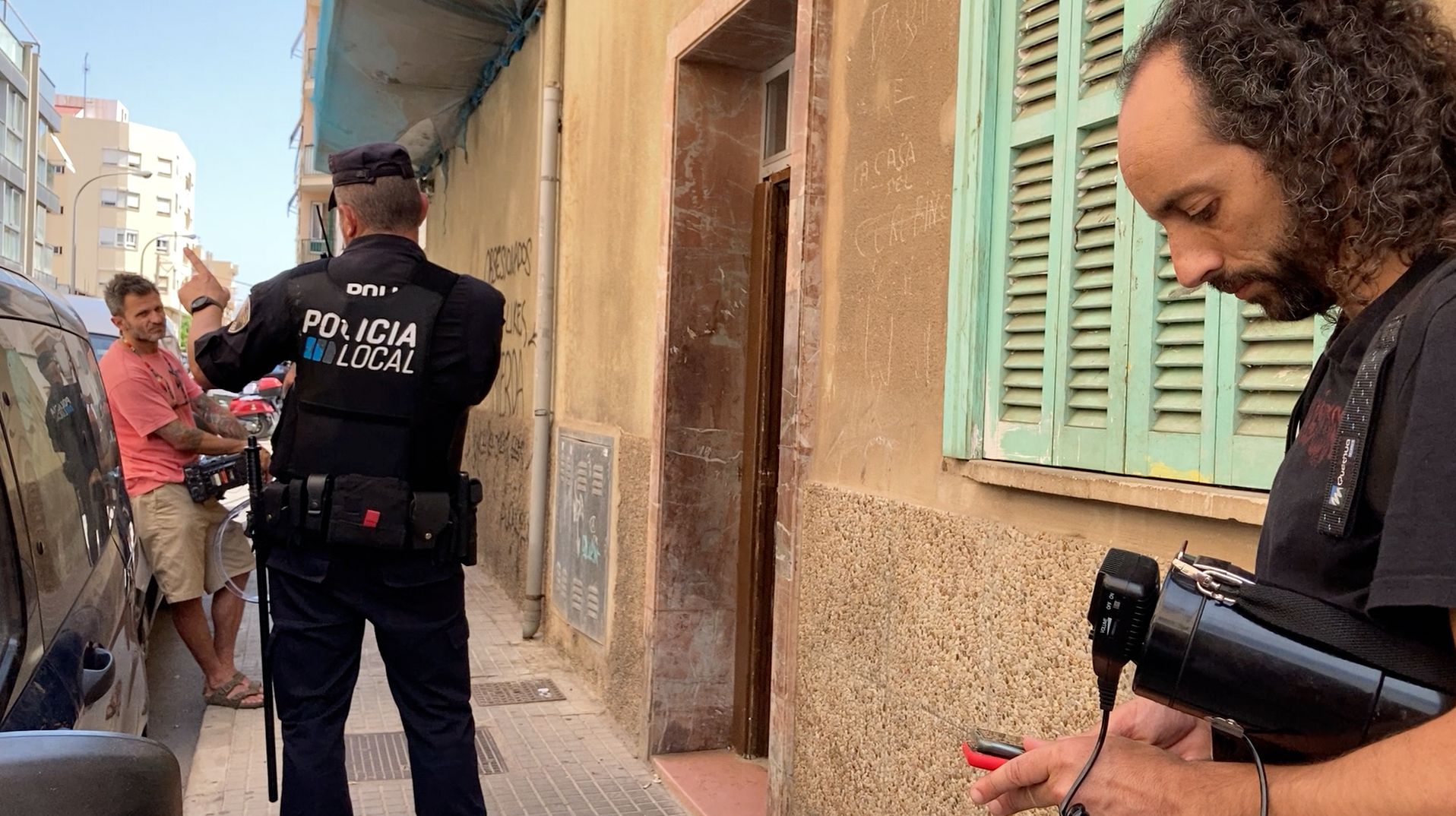 Desahucio de varias familias con niños que vivían en un edificio okupado en Palma