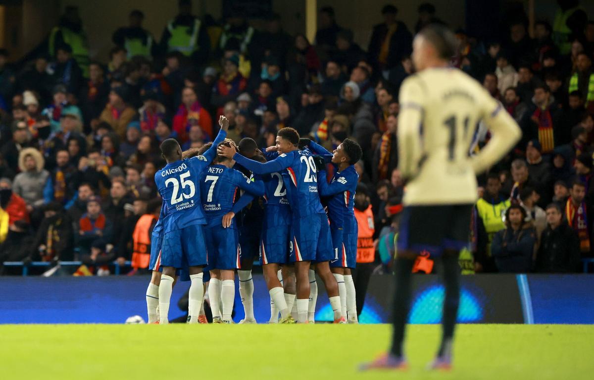 LONDON (United Kingdom), 25/11/2025.- Chelsea players celebrate after scoring their third goal during the UEFA Champions League league phase match between Chelsea and Barcelona in London, Britain, 25 November 2025. (Liga de Campeones, Reino Unido, Londres) EFE/EPA/NEIL HALL. chelsea . barça. liga campeones 2025/2026 chelsea . barça. 05. accion camiseta dorada. stamford bridge