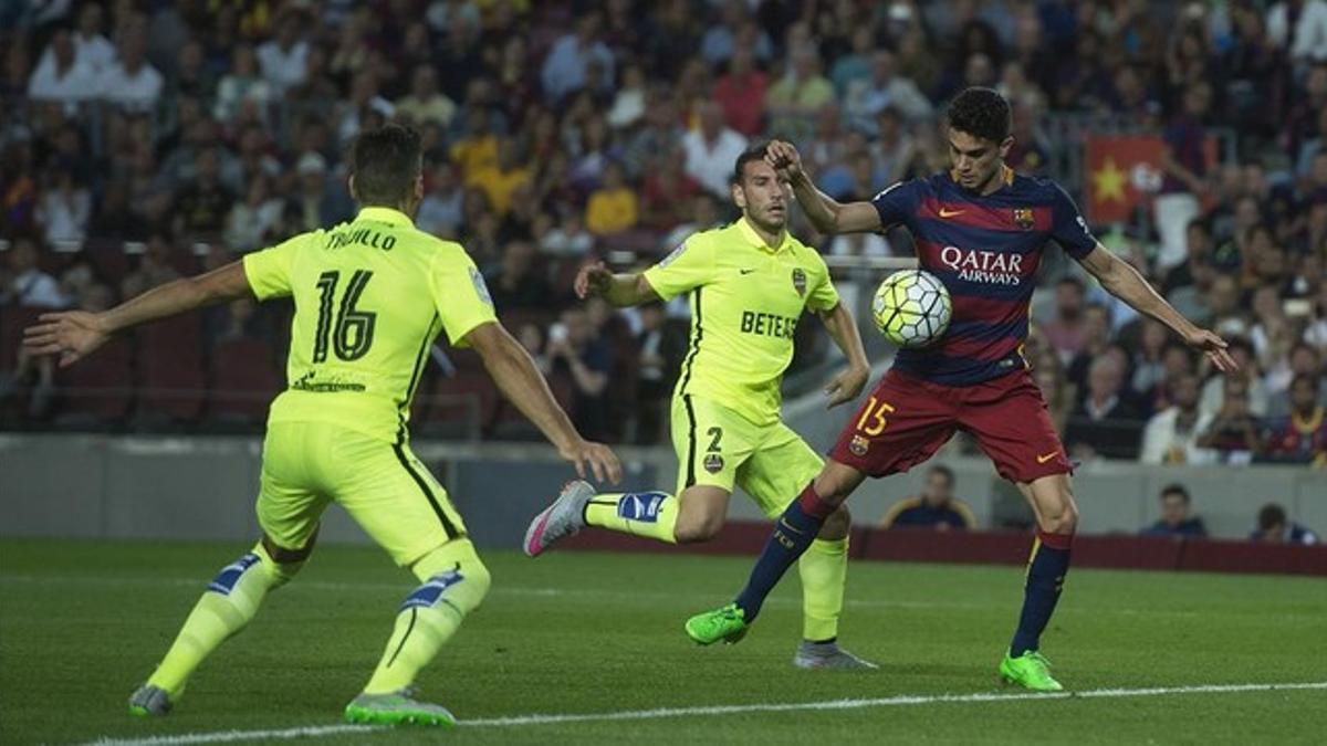 Bartra para el balón con el pecho y se dispone a marcar el primer gol del Barça contra el Levante.