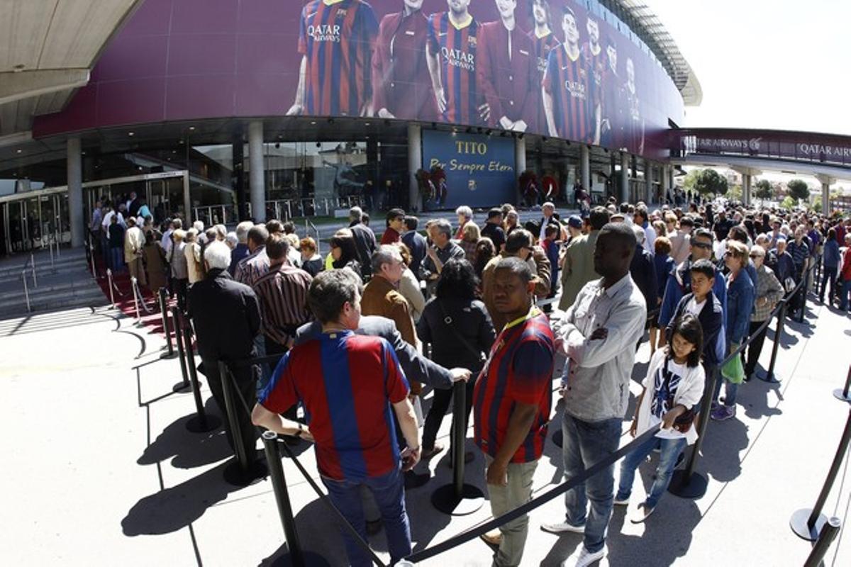 Aficionats del Barça fan cua al Camp Nou per acomiadar Tito Vilanova.