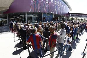 Aficionats del Barça fan cua al Camp Nou per acomiadar Tito Vilanova.