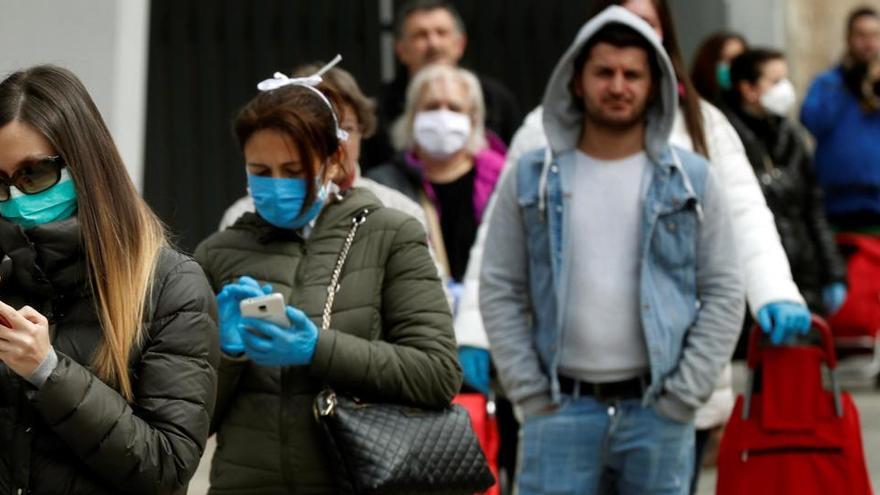 Varias personas hacen cola en Barcelona.