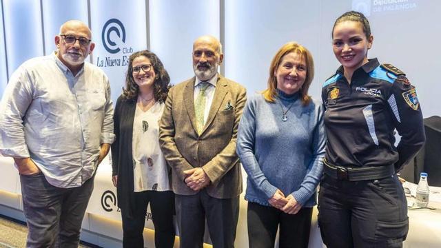 Por la izquierda, Alberto Arija, Katy Bertrand, Javier Marqués, Eloína González y Débora Torreira, antes del acto de ayer en el Club. | David Cabo