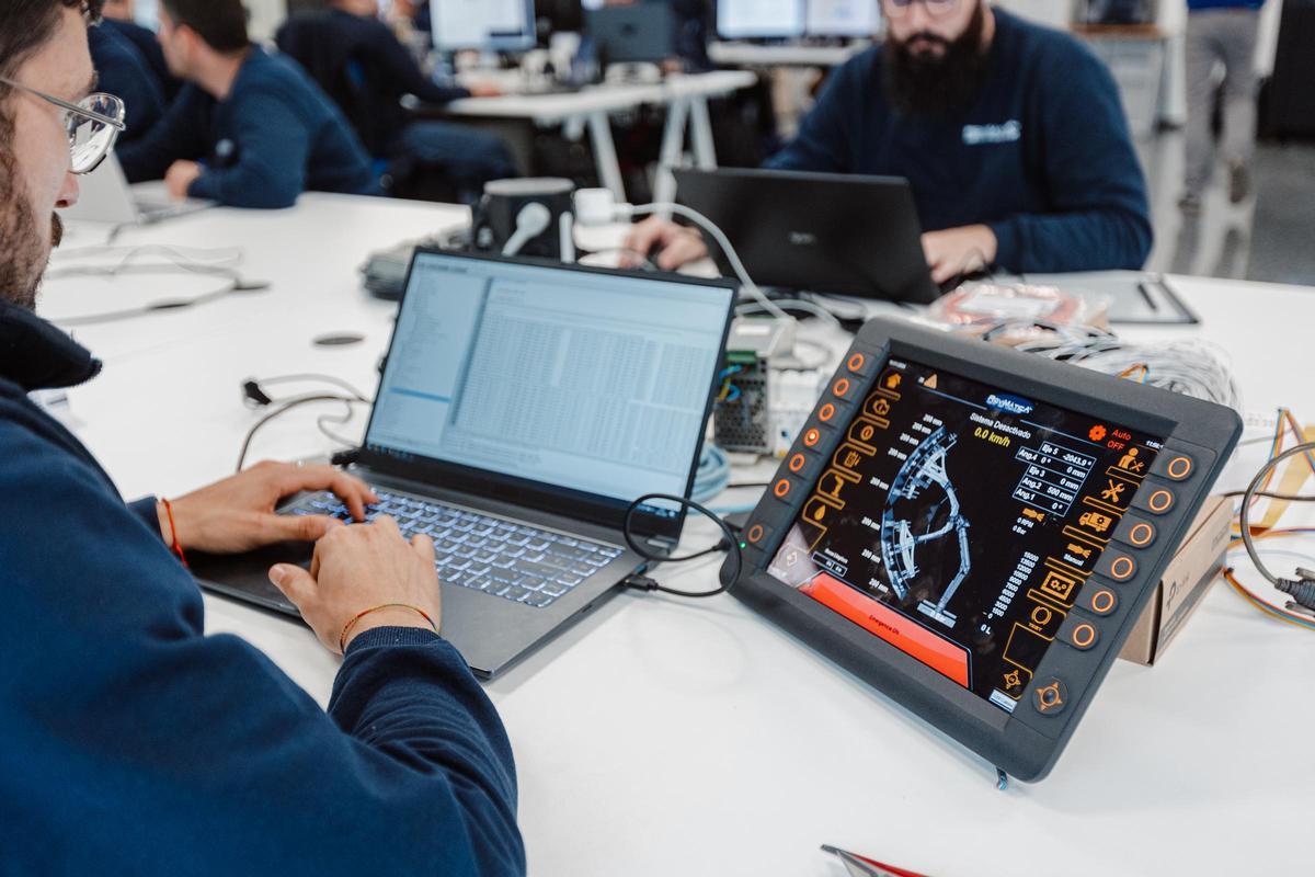 En la imagen, un trabajador de Rovimática con una pantalla de las que colocan en los vehículos de limpieza de los grandes espejos parabólicos cilindricos que captan la energía termosolar. Rovimática exporta a muchos países su modelo de robotización de ese proceso de limpieza implantado en los vehículos.