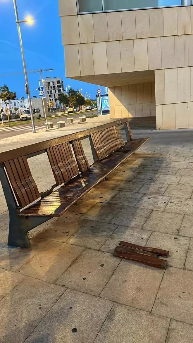 Destrozan los bancos junto al Palacio de Congresos de Palma