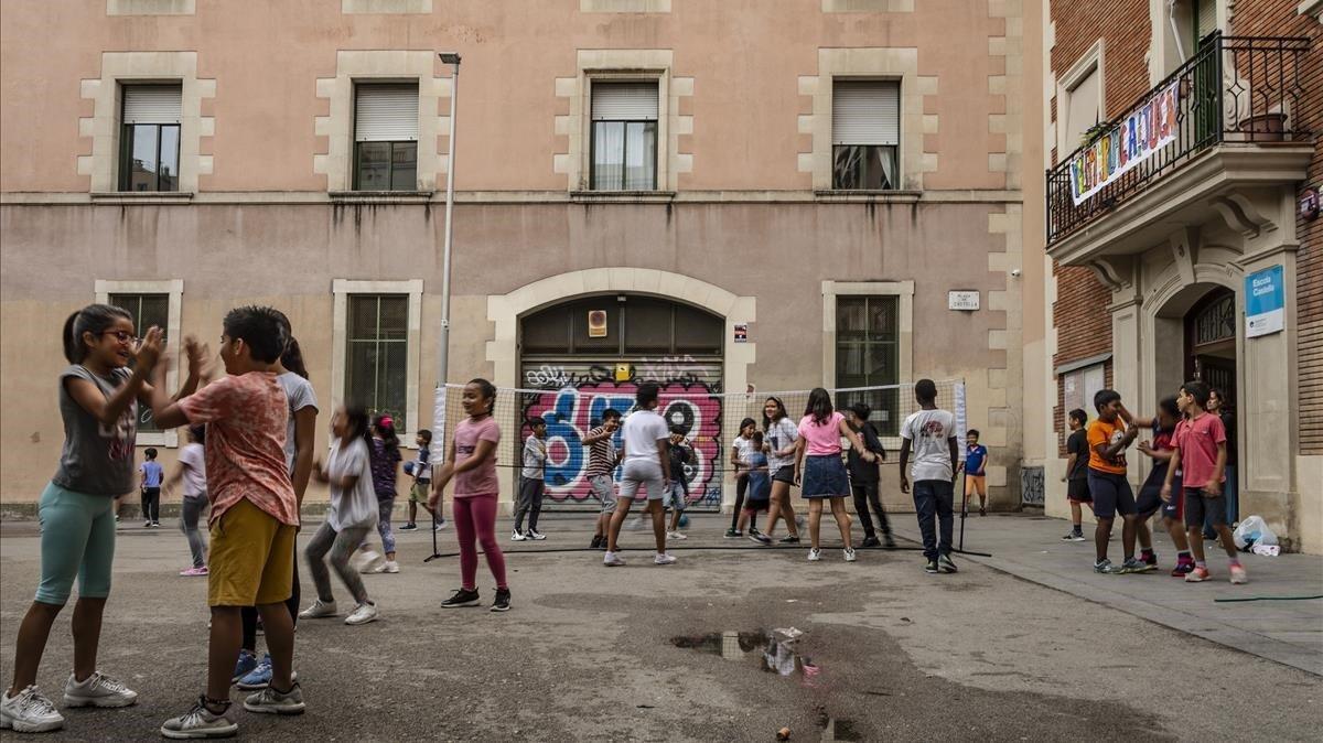 Niños de primaria jugando en la plaza Castella en la hora del recreo