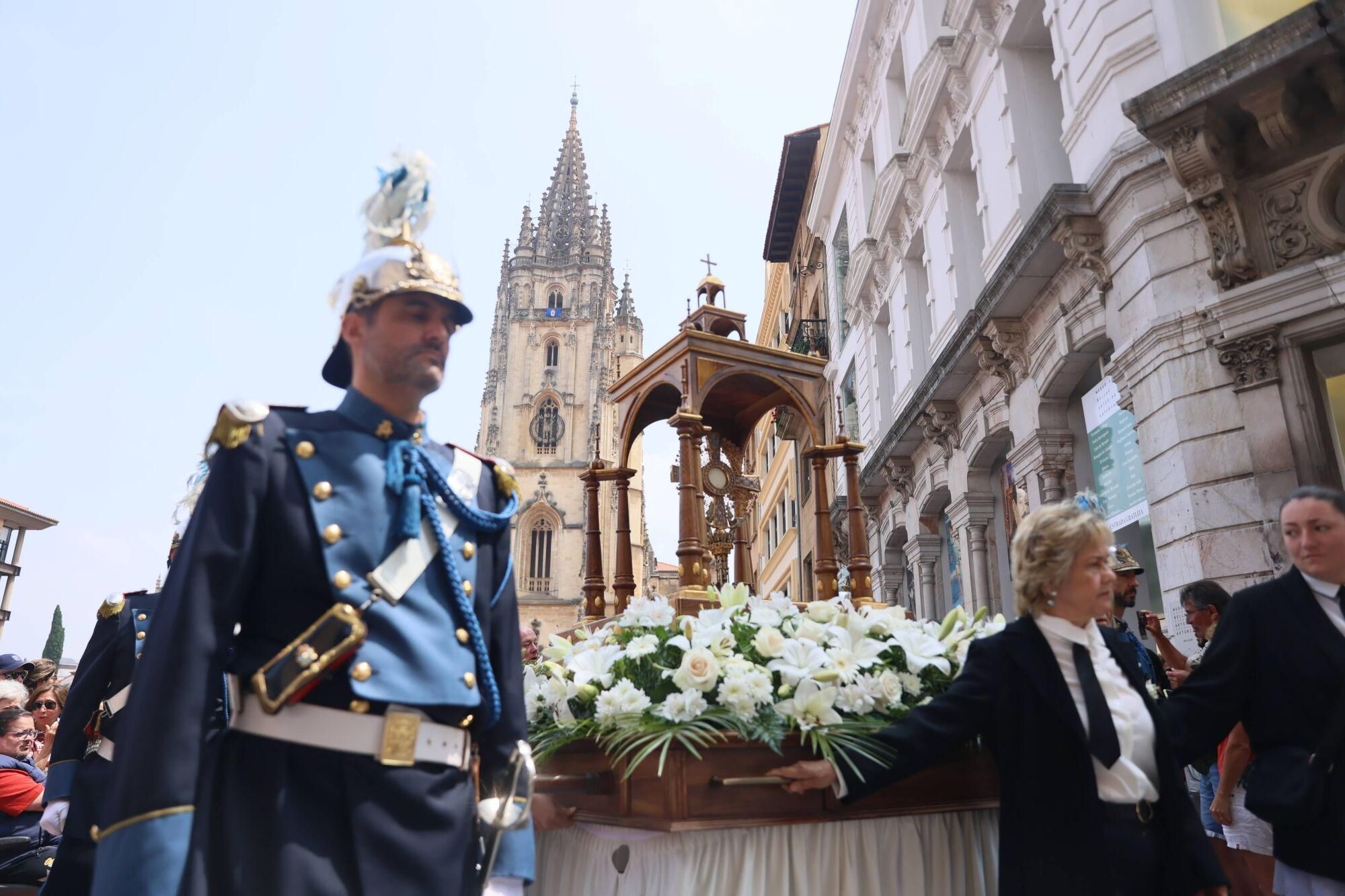 Así fue la misa del Corpus Christi en la catedral de Oviedo.