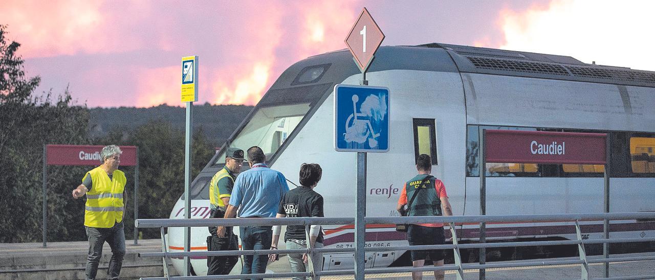 La Guardia Civil vigila la evacuación del tren afectado por el incidente, en la estación de Caudiel.