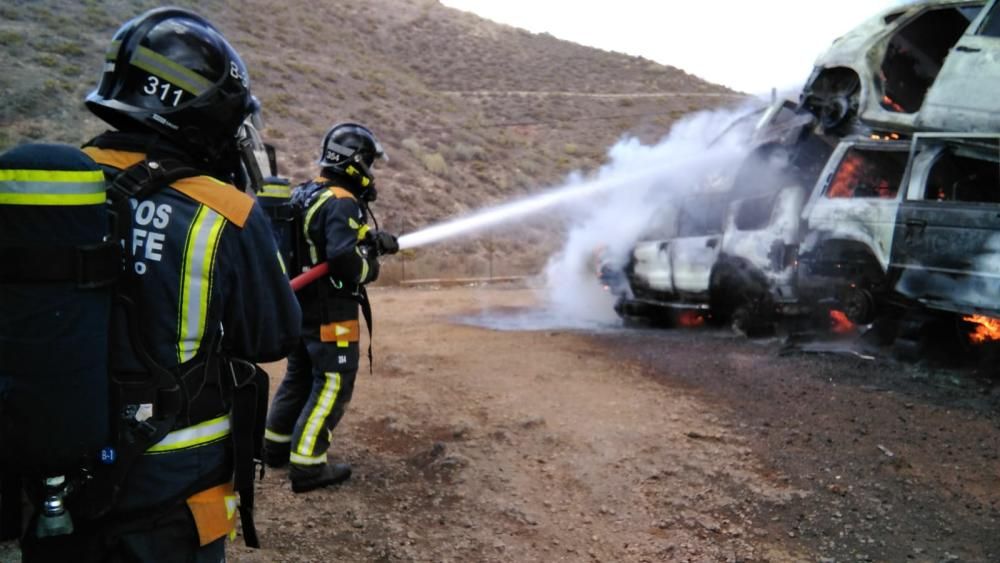 Aparatoso incendio en un desguace de Arona