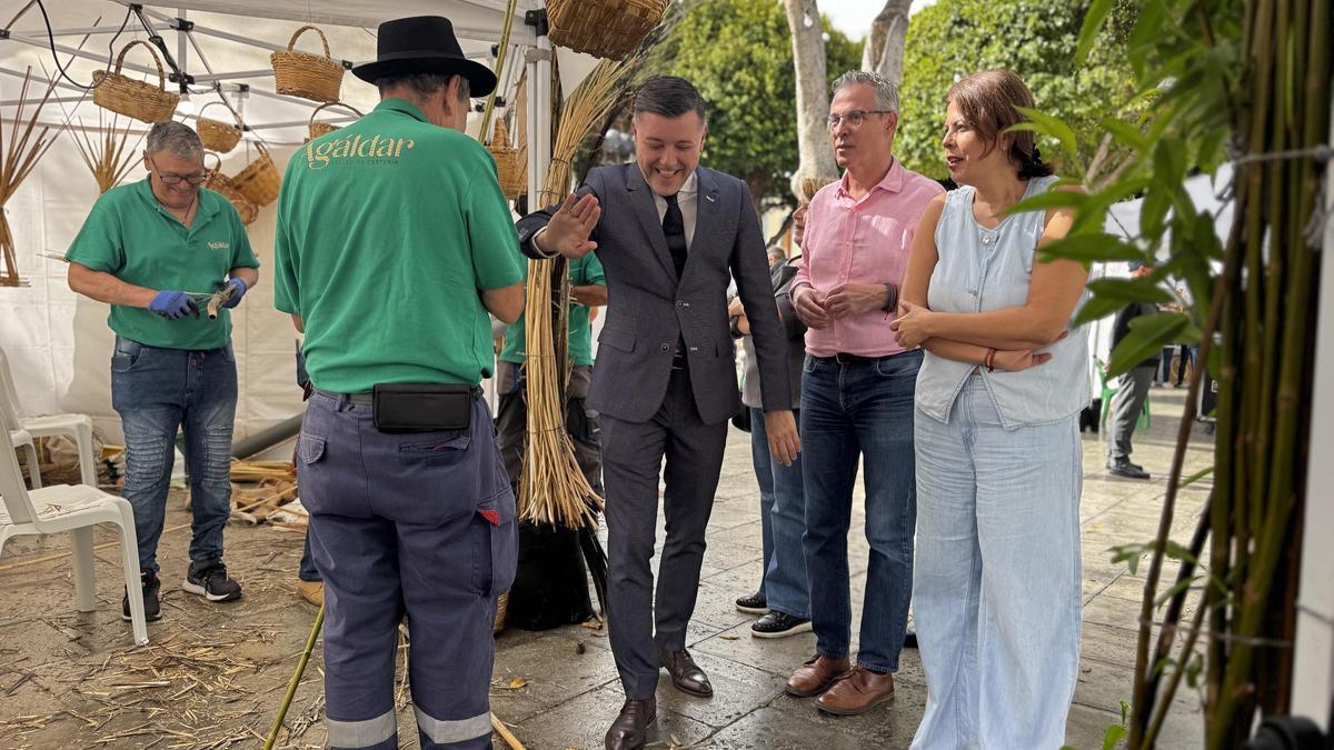 Teodoro Sosa, Agiustín Martín y Minerva Alonso, en la inauguración de la Feria de Artesanía del Norte, en Gáldar.