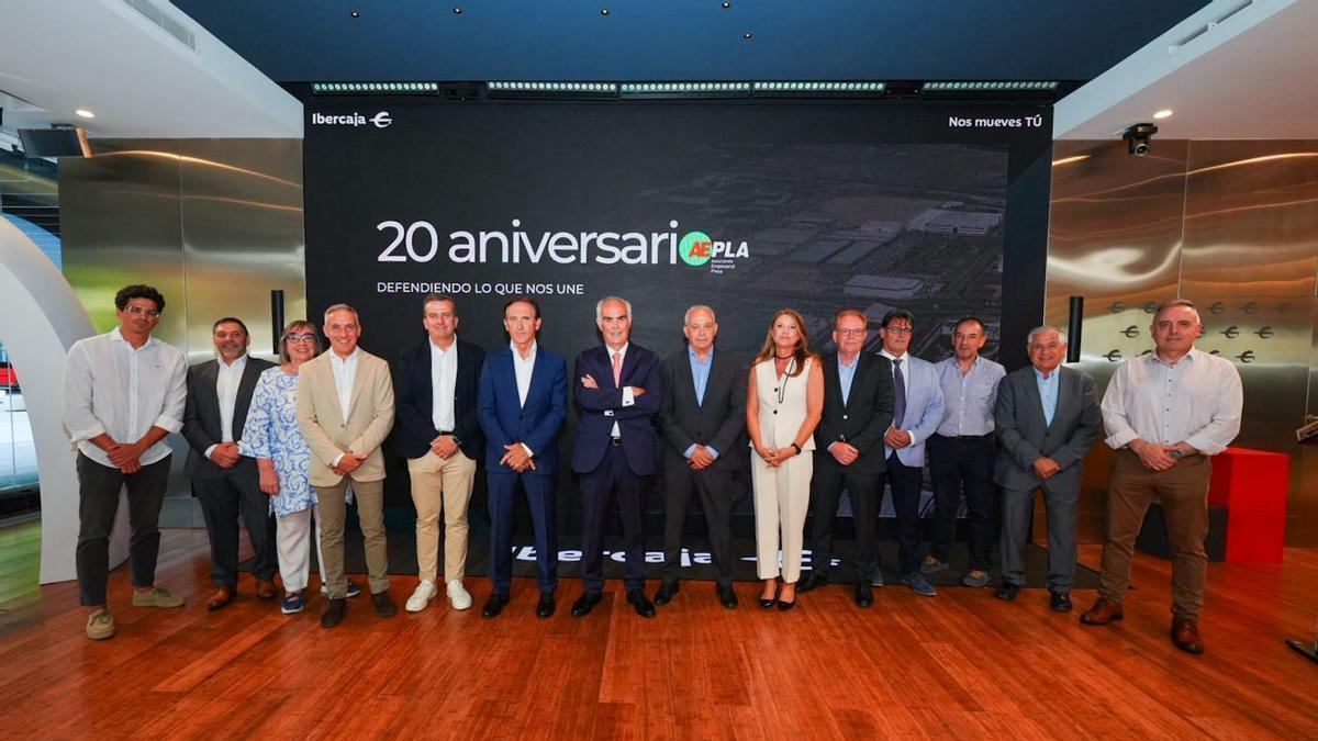 Foto de familia por el 20 aniversario de AEPLA, este miércoles en Zaragoza.