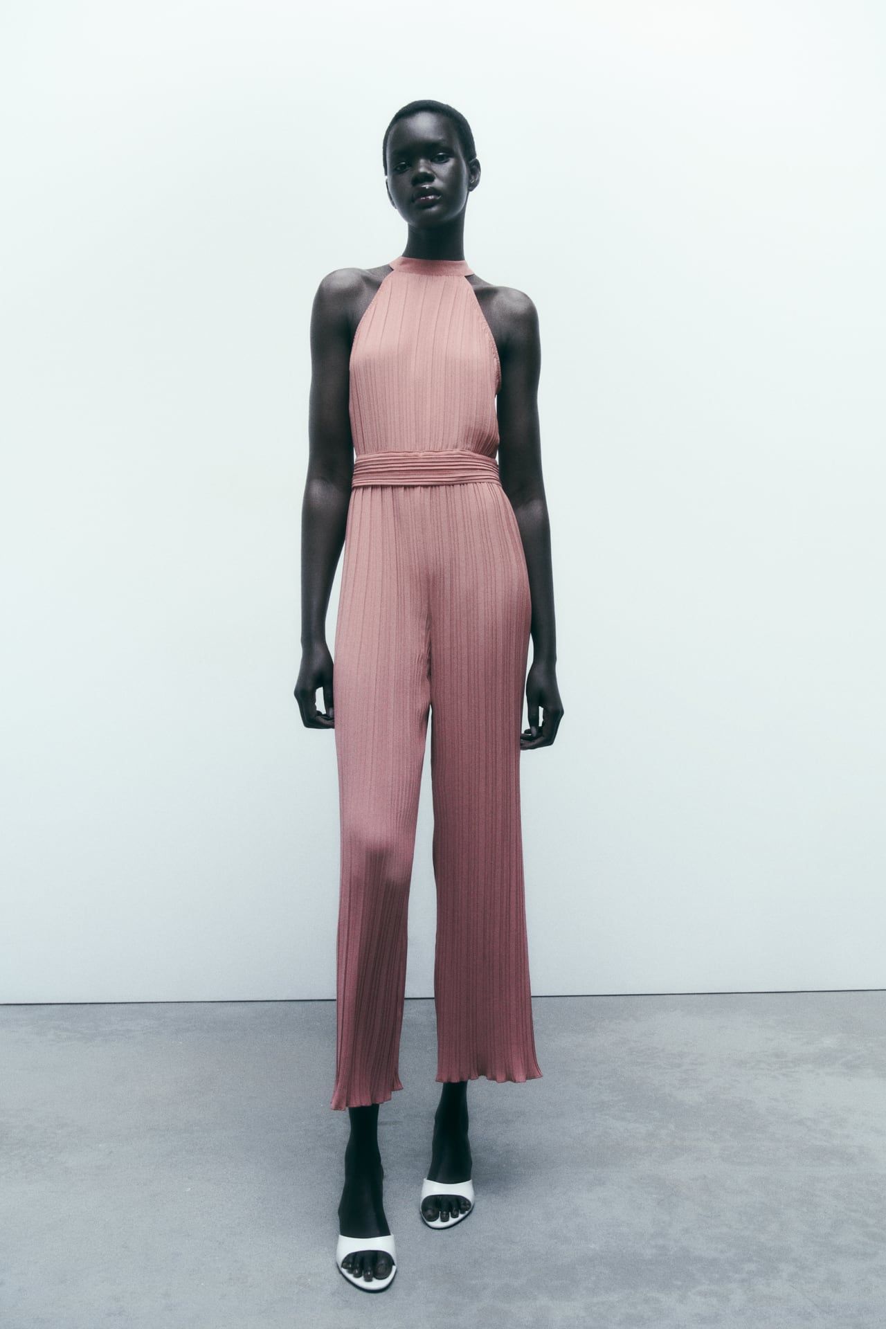 Los 10 vestidos y monos de mujer de Zara que solucionarán todos