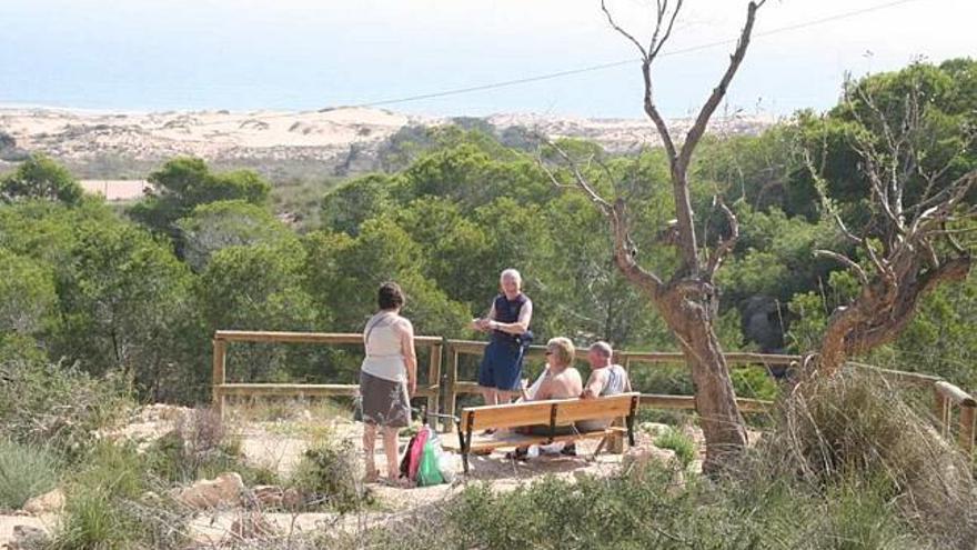 Uno de los miradores, realizado en la avenida del Mediterráneo, en su bajada hacia Arenales del Sol