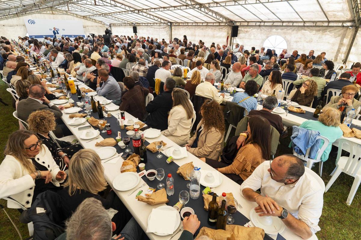 Asistentes al xantar de Cuntis