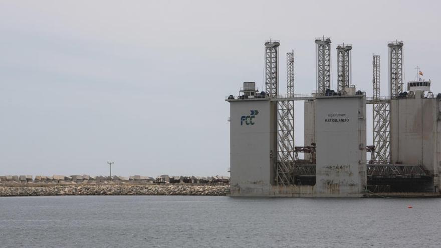 Vista general de la plataforma, &quot;gemela&quot; de la encalló en la playa gaditana de La Barrosa hace dos semanas