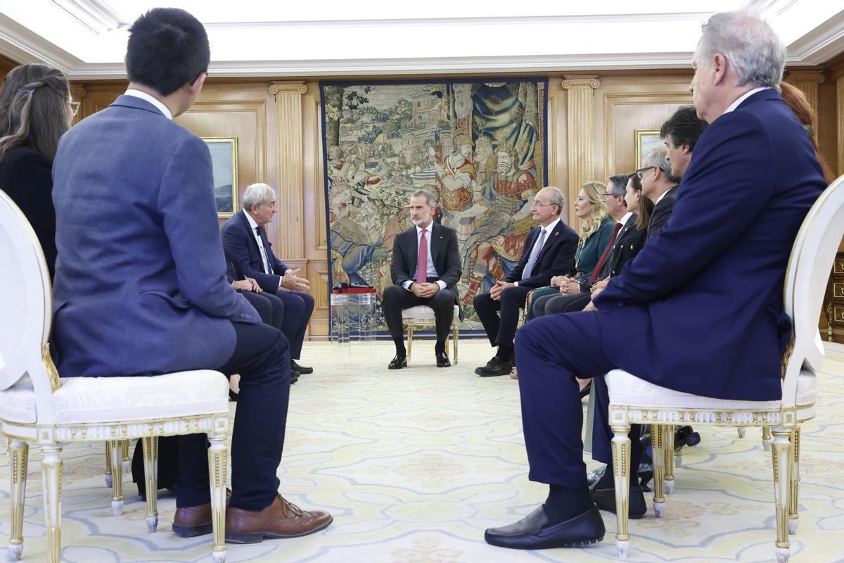Un momento de la reunión de Felipe VI con la delegación del BIE.