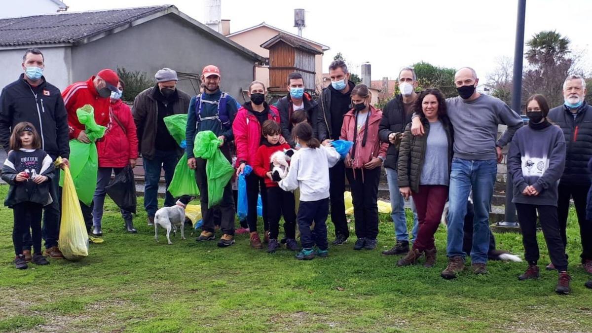 Vecinos de Dexo, en una reciente limpieza de basura en el Monumento Natural. |   // L.O.