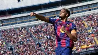 Un testarazo de Araujo da ventaja al Barça al descanso