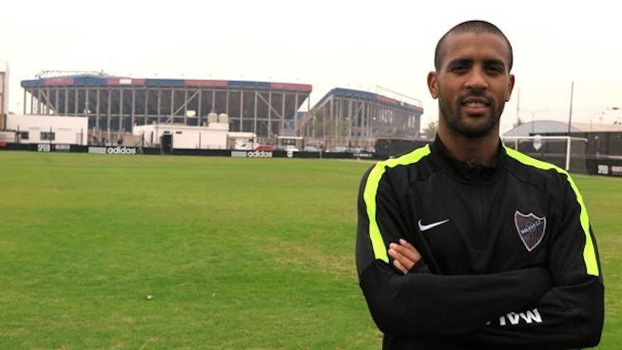 Fernando Tissone, con el Nuevo Gasómetro de fondo.