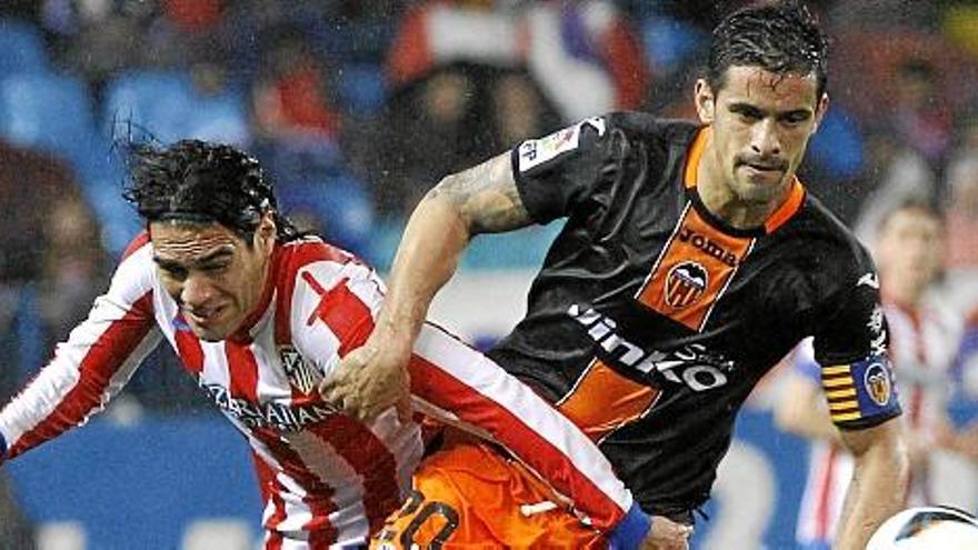 Falcao (i) disputa un balón con Ricardo Costa (d).