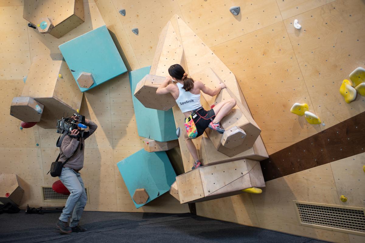 Iziar Martínez, campeona de España de escalada, durante el evento de presentación de Sputnik Chamberí