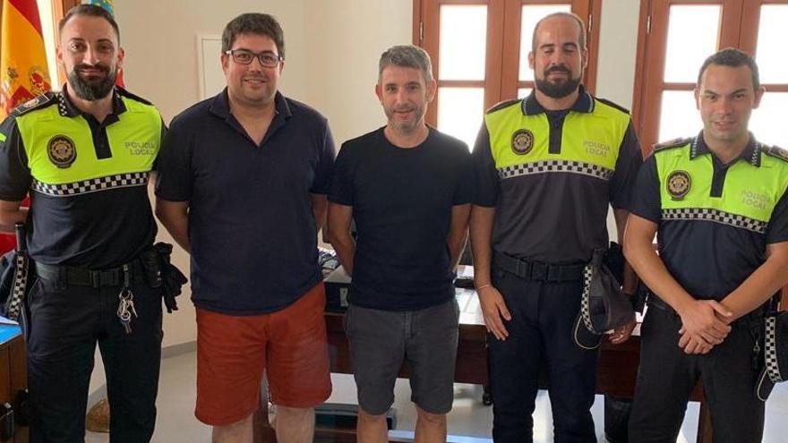 Gata contrata a tres agentes para reforzar la policía local