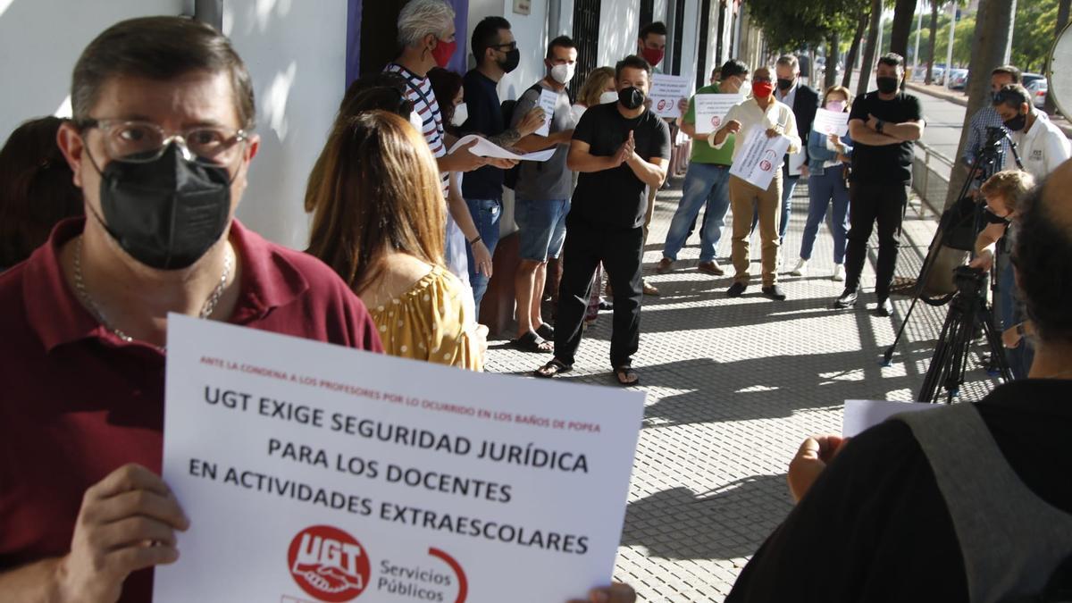 Concentración convocada por UGT Enseñanza para reclamar protección jurídica para los docentes