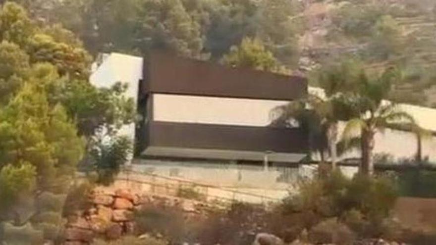 Vídeo: El fuego, muy cerca de esta casa de la Vall