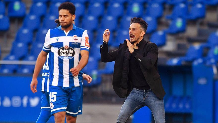 Rubén de la Barrera, en presencia de Raí, da instrucciones durante el partido contra el Guijuelo en Riazor. |  // CARLOS PARDELLAS