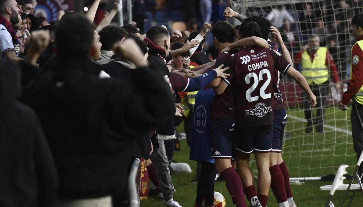 Fondo Norte celebra ante
sus héroes el gol de la
victoria.
| Rafa Vázquez