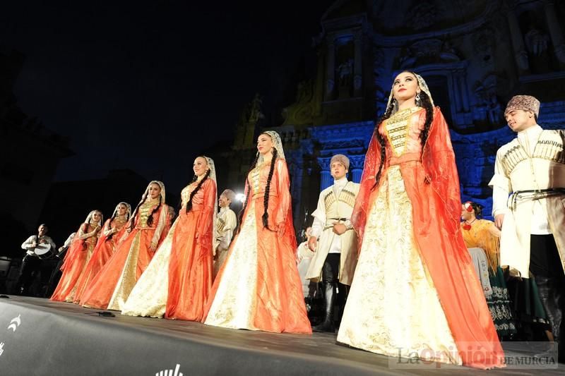 La Antorcha de la Amistad y el Moneo brillan en colores con motivo de este Festival Internacional de Folclore