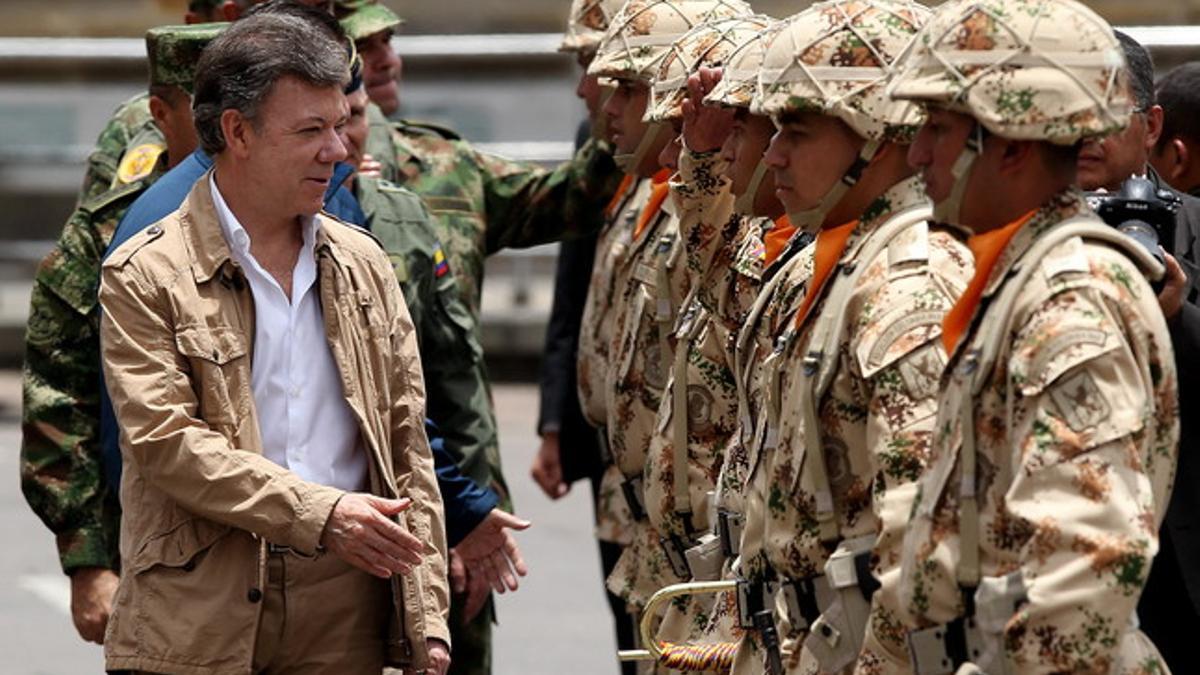 El presidente de Colombia, Juan Manuel Santos, saluda a los soldados durante una ceremonia militar, el 3 de abril en Bogotá.