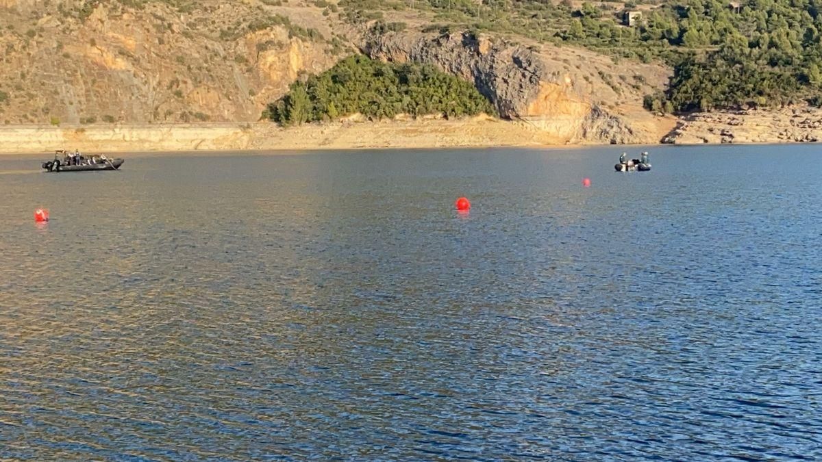 Momento de la búsqueda, este miércoles, en el embalse de El Grado. / EL PERIÓDICO DE ARAGÓN