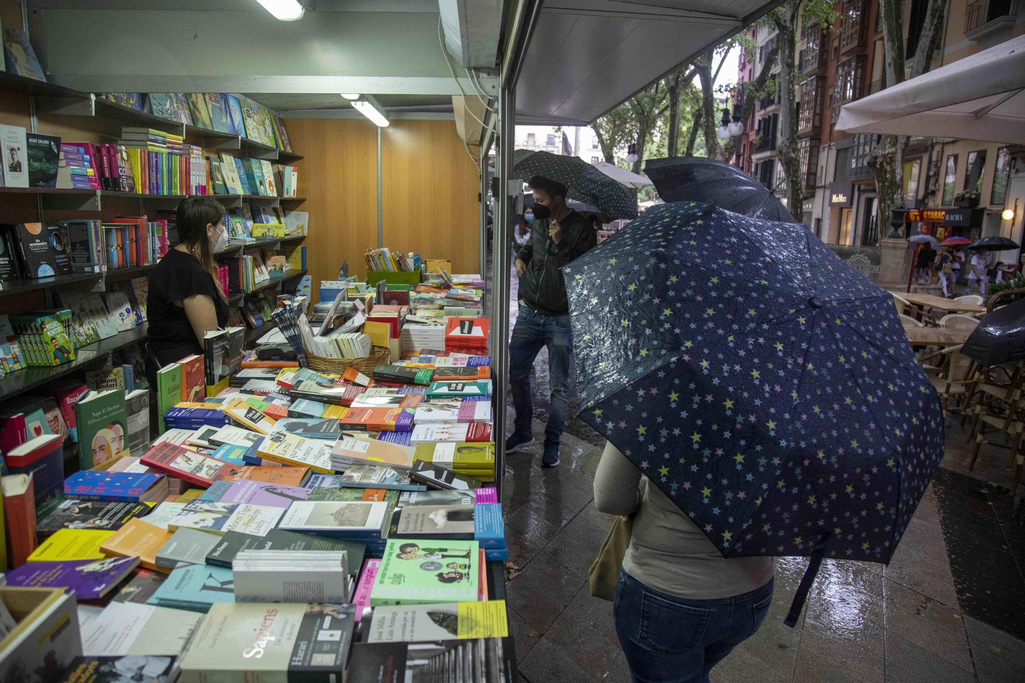 Los libros ganan a la lluvia en la feria del paseo del Born