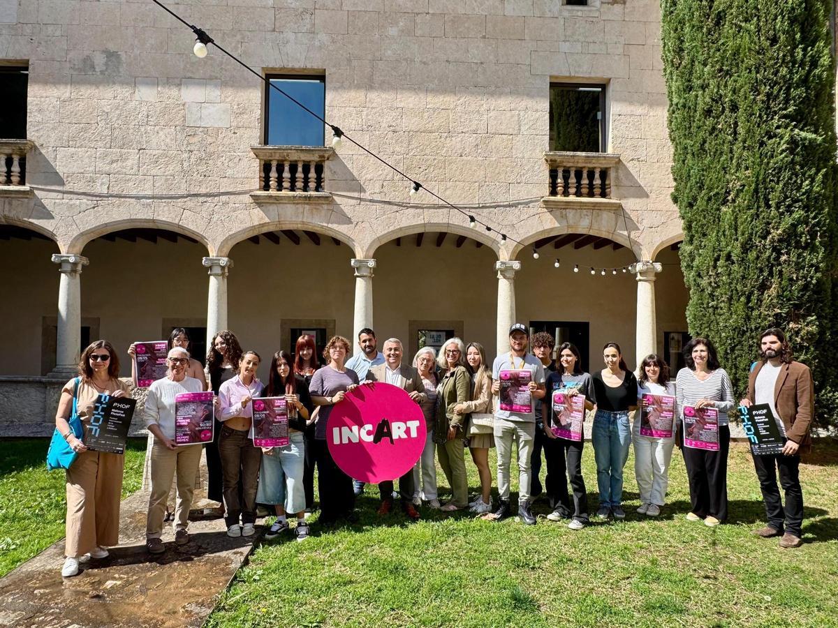 Autoridades y colaboradores han presentado el festival INCART este miércoles en el Claustre de Sant Domingo.