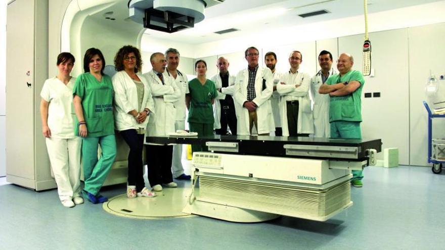 Equipo multidisciplinar que participó en esta técnica pionera en el hospital Meixoeiro de Vigo. / FDV