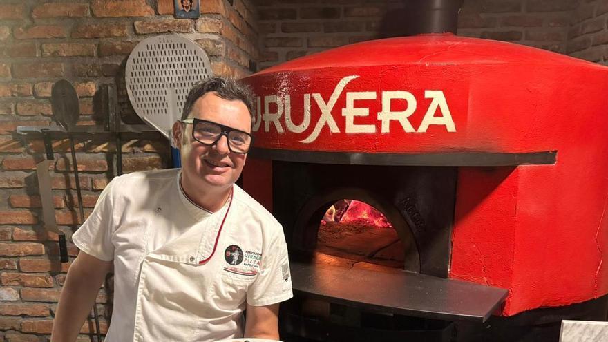Productos de calidad, un horno de leña a 450 grados y un "golpe de calor" de minuto y medio: los secretos del único maestro asturiano de la pizza Napolitana