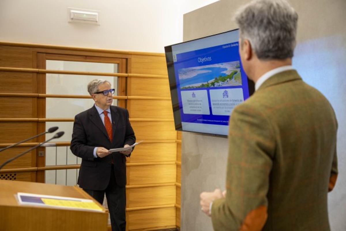 Salvador Fuentes y Andrés Lorite (de espaldas) presentan su propuesta para dedicar el Plan Diputación Invierte a la reconstrucción.