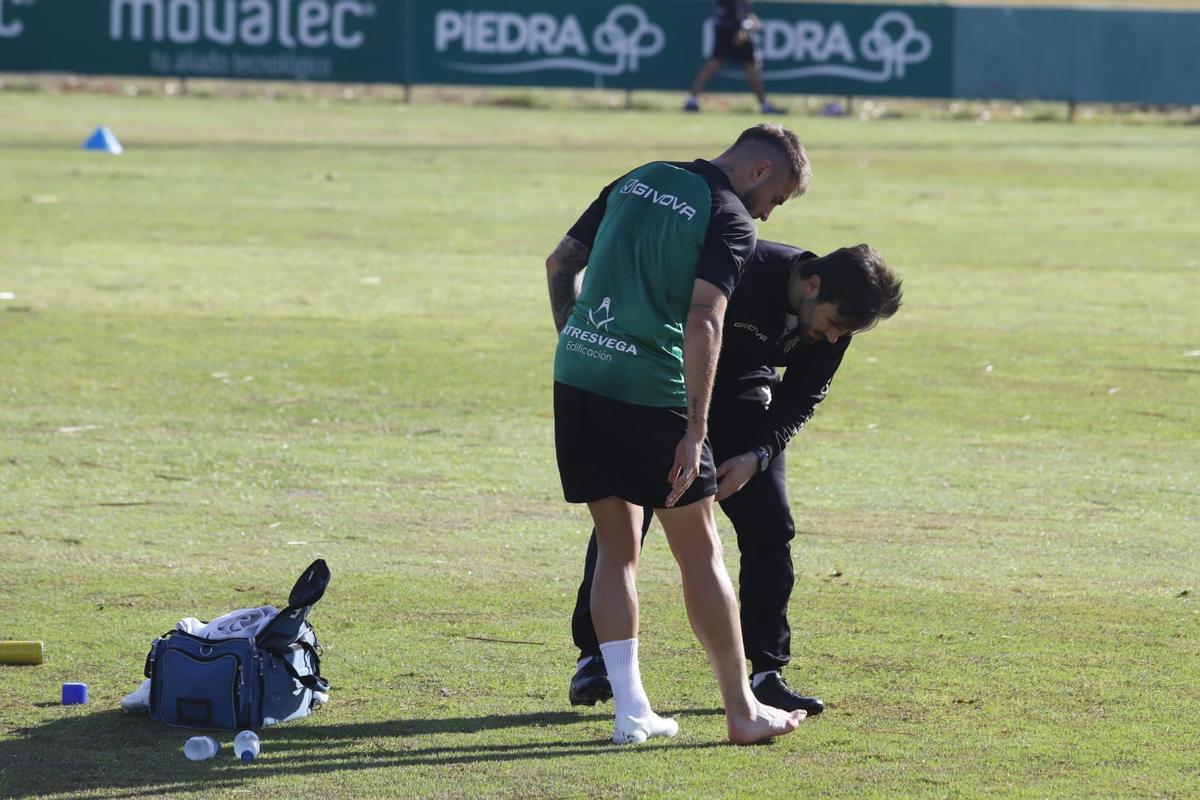 Antonio Casas recibe asistencia médica durante la sesión en la Ciudad Deportiva.