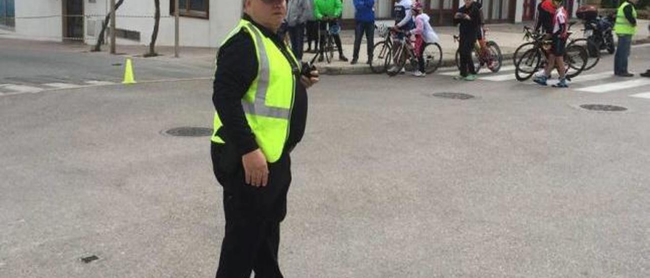 El jefe de la Policía Local, Pere Alomar, dirigiendo ayer el tráfico.