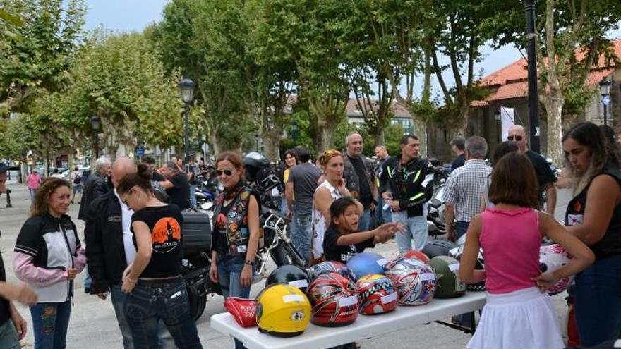 Asistentes ayer a la concentración de motos en Cambre.