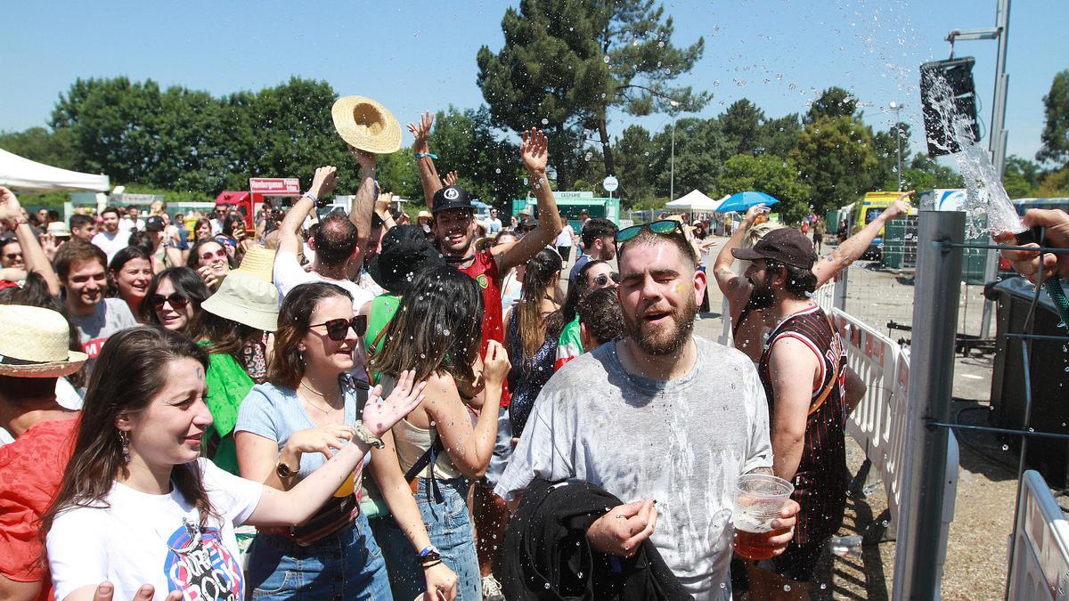 A más de 30 grados, toda agua es poca.