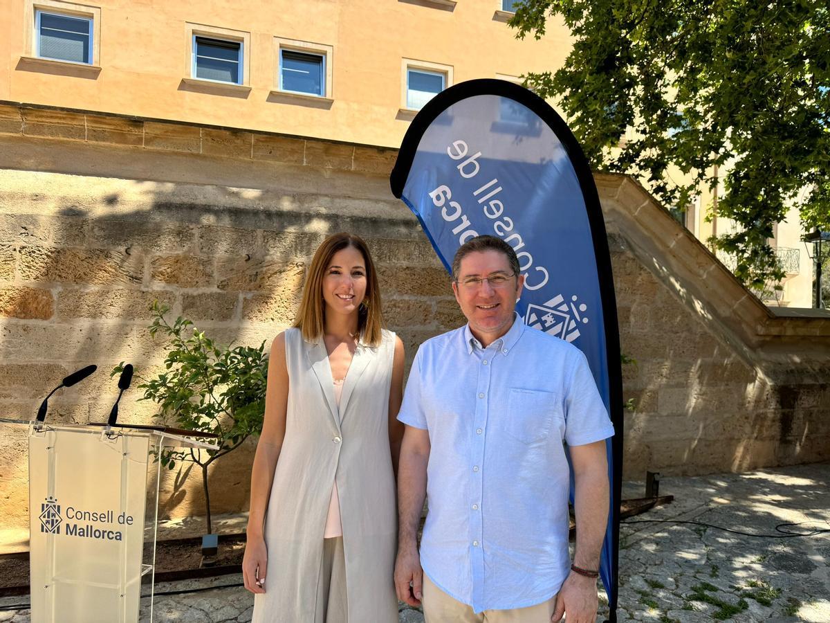 La consellera Antònia Roca, junto a Guillem Ginard